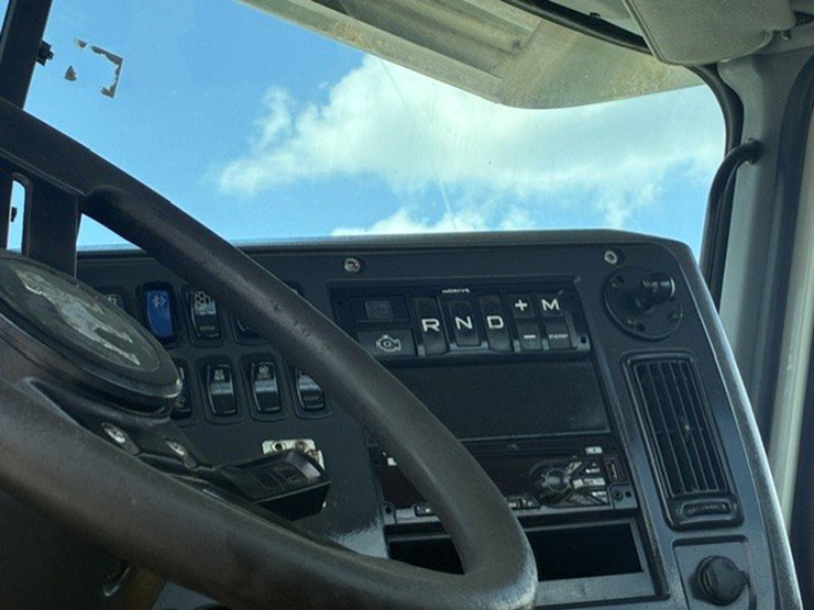 2016-mack-chu613-daycab-truck-image-10