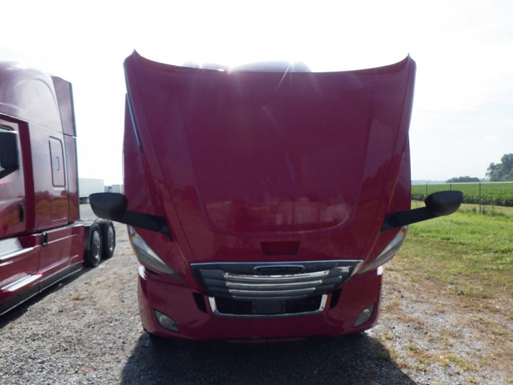 2021-freightliner-cascadia-126-image-24