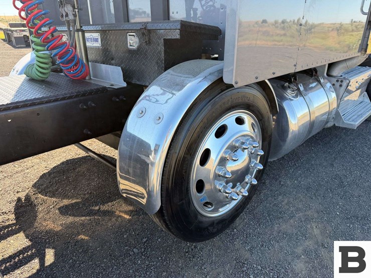 2016-peterbilt-579-image-31
