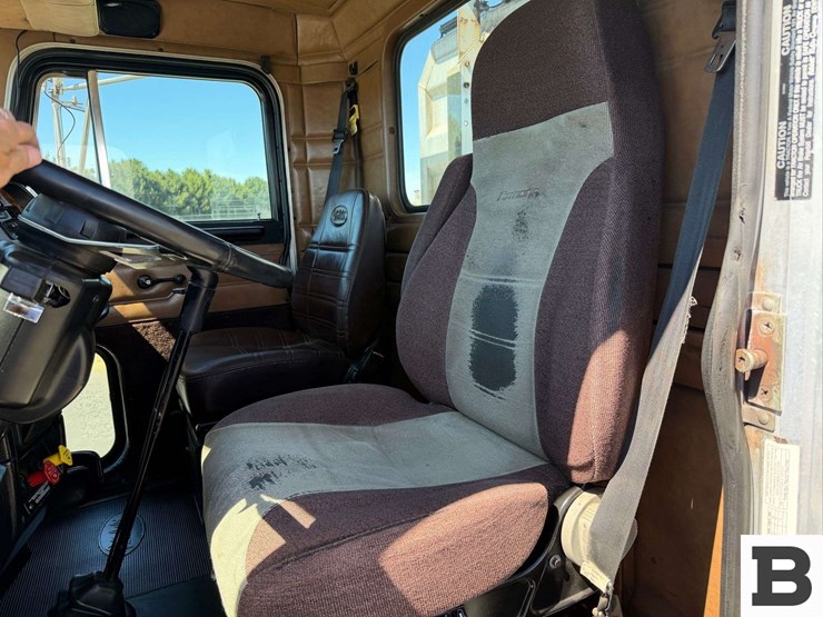2001-peterbilt-377-image-54