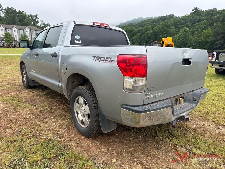 2011-toyota-tundra-sr5-image-4