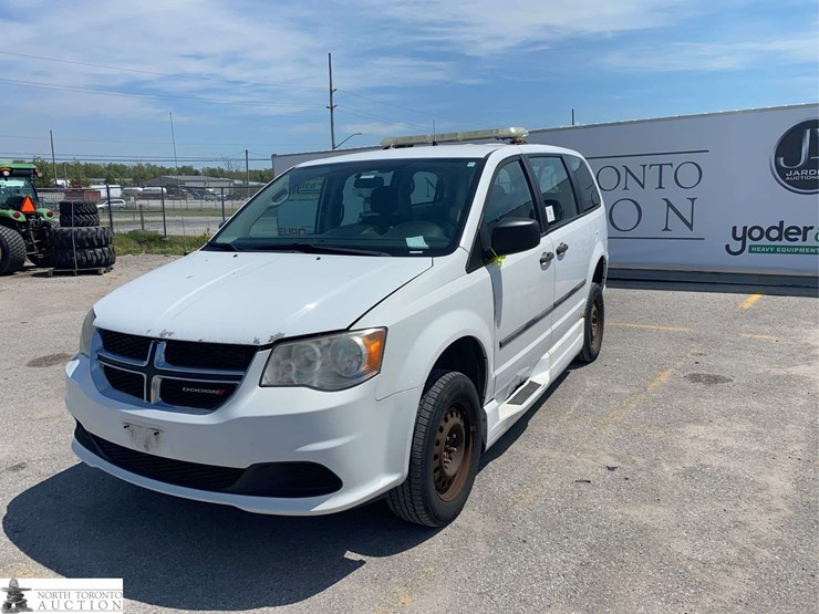 2014-dodge-grand-caravan-sxt-image-1