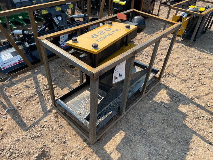 #18339-•-unused-2026-agt-skid-steer-breaker-attachment-(princeton,-mn)-image-3