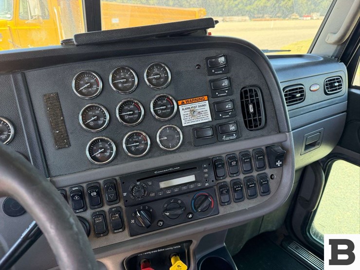 2012-peterbilt-384-image-28
