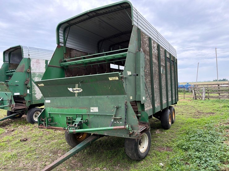 badger-18ft-front-unload-silage-wagon-image-1