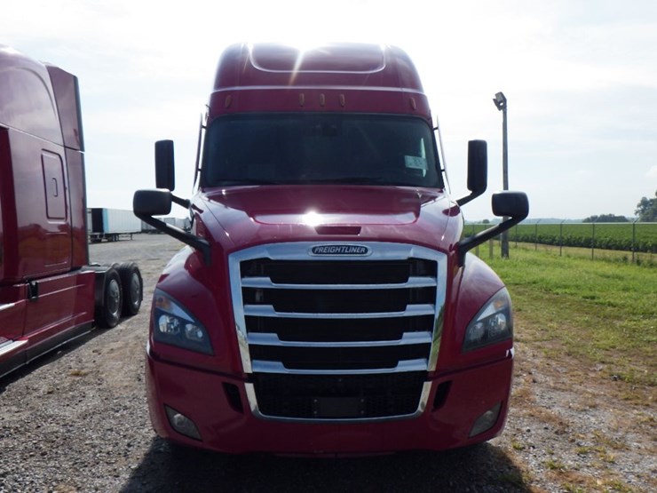 2021-freightliner-cascadia-126-image-2