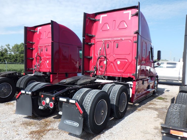 2021-freightliner-cascadia-126-image-9