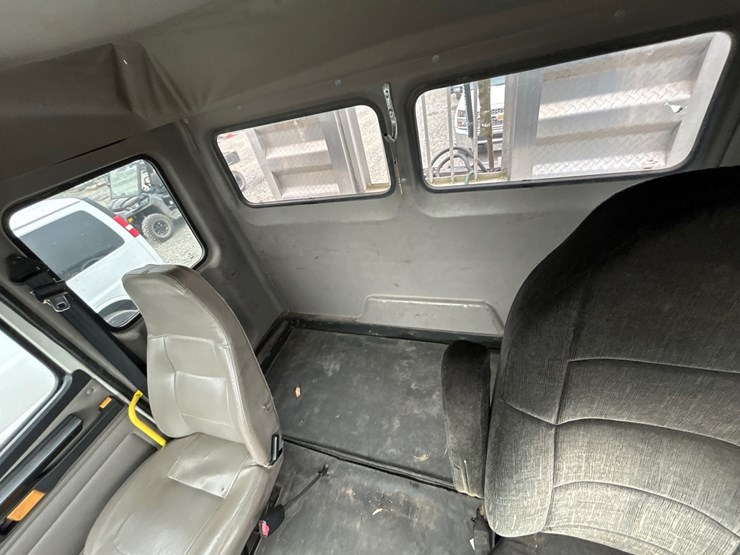 2003-freightliner-fl112-image-26