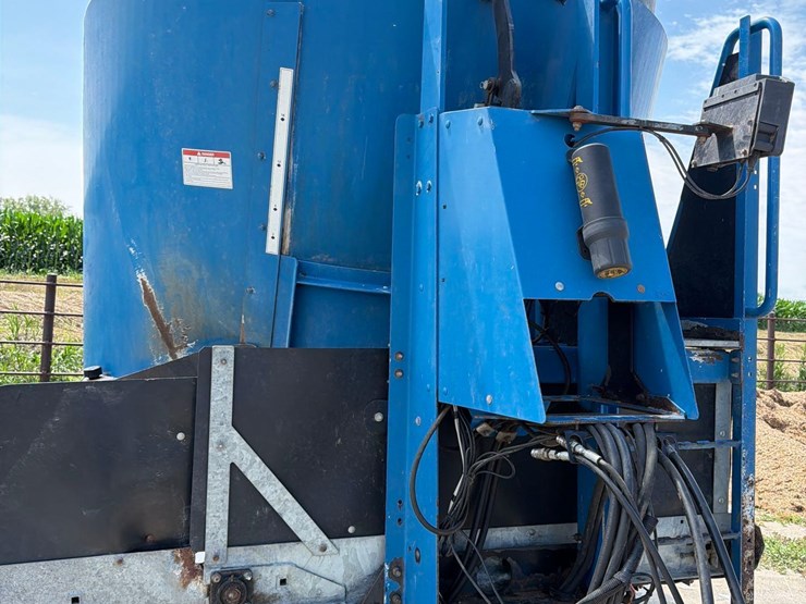 sac-3655-maxi-mixer-feeder-wagon-image-9