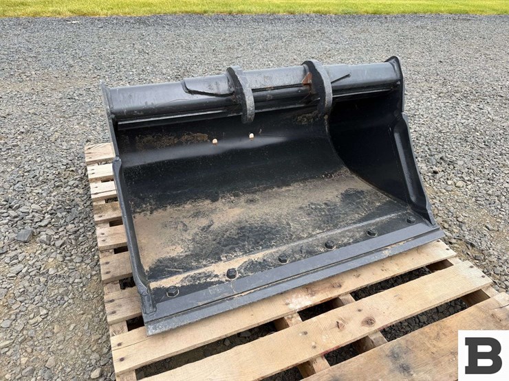 bobcat-36"-clean-out-bucket-image-6