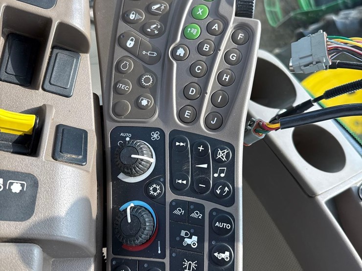 2013-john-deere-8235r-image-55