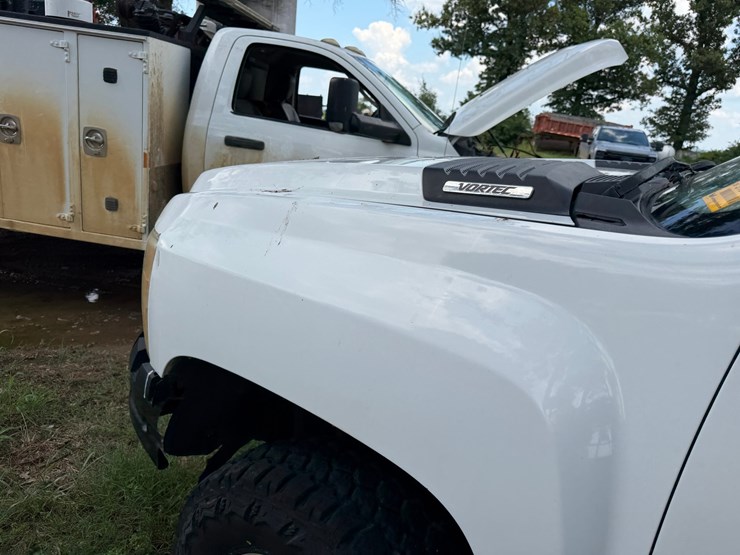 2010-chevrolet-silverado-2500-image-23