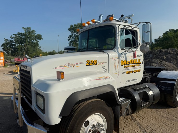 #2073-•-1991-mack-rd360s-day-cab-truck-tractor-image-9