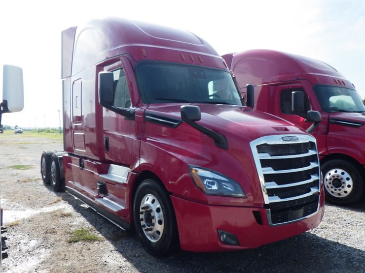 2021-freightliner-cascadia-126-image-3