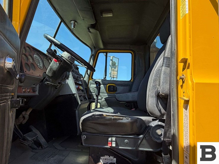 2001-mack-cl713-image-55