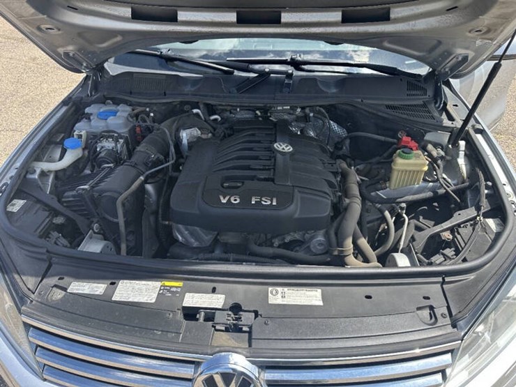 2016-volkswagen-touareg-image-17
