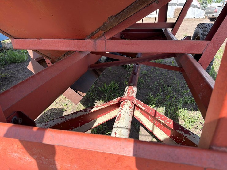 m&w-350-bushel-gravity-wagon-image-17