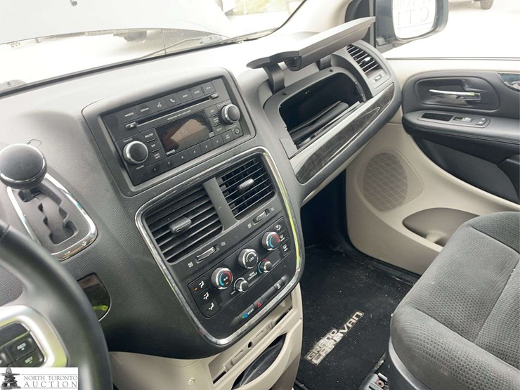 2016-dodge-grand-caravan-sxt-image-13