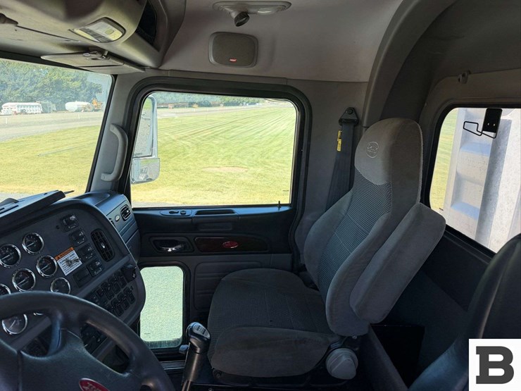 2012-peterbilt-384-image-26