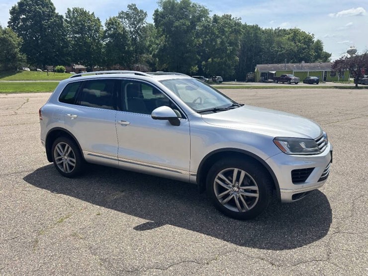 2016-volkswagen-touareg-image-3