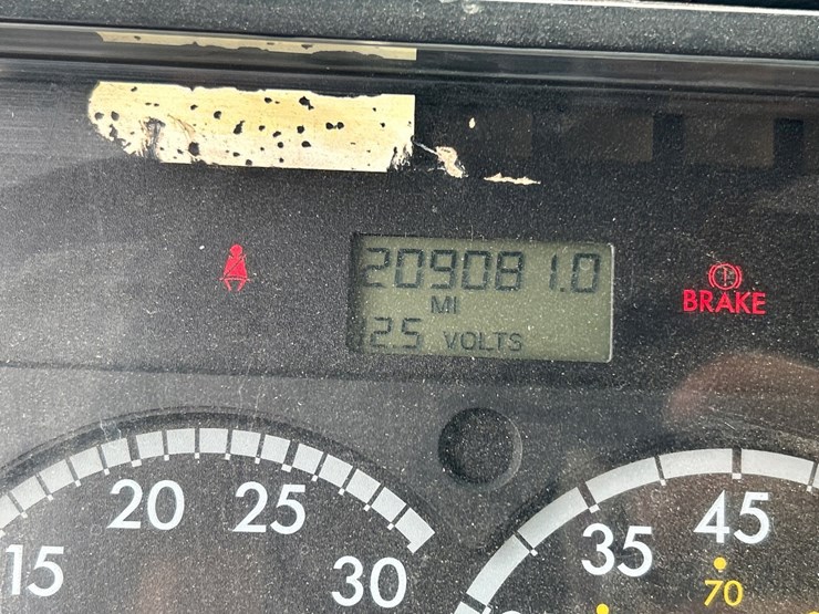 2003-freightliner-fl112-image-35