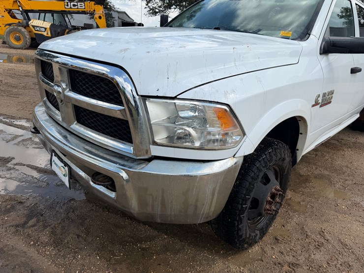 2014-dodge-3500-image-25