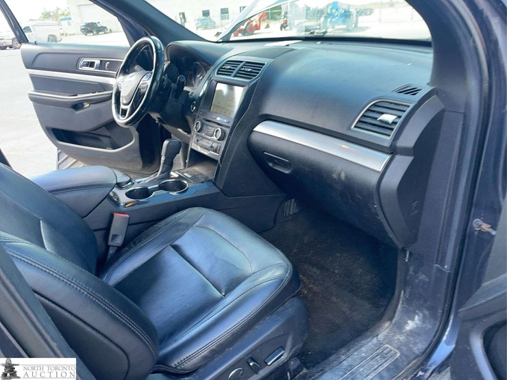 2017-ford-explorer-image-17
