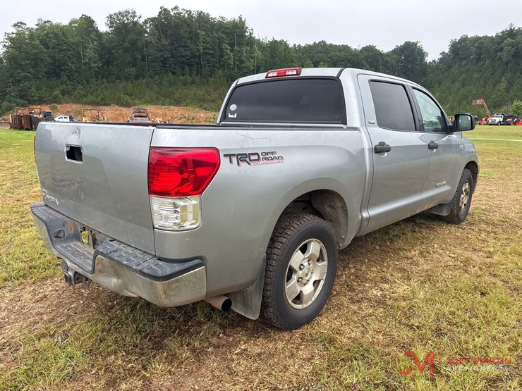 2011-toyota-tundra-sr5-image-3