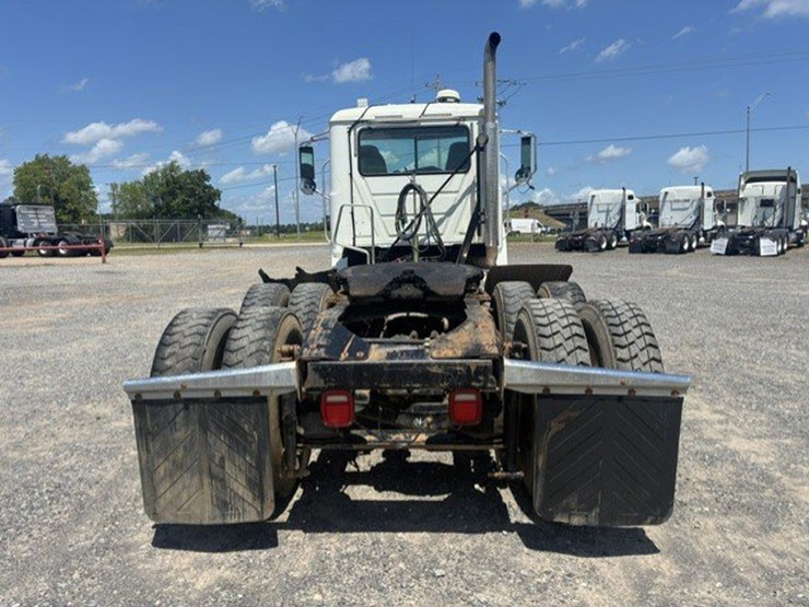 2014-mack-chu613-daycab-truck-image-4