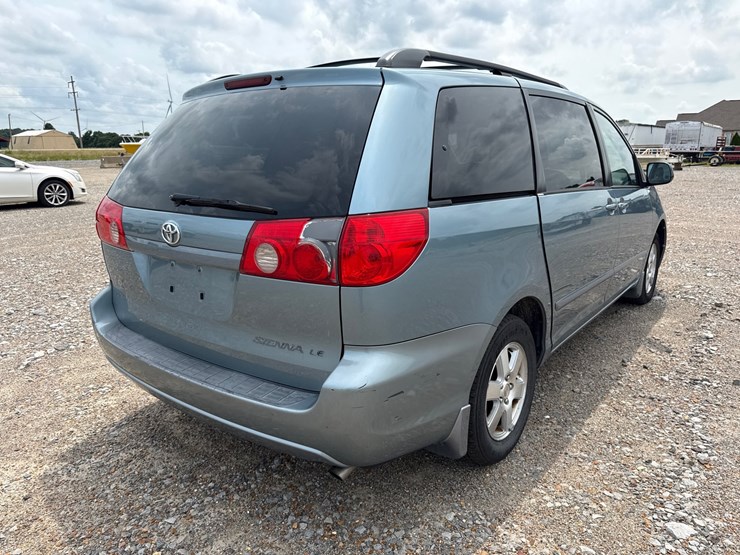 2009-toyota-sienna-image-6