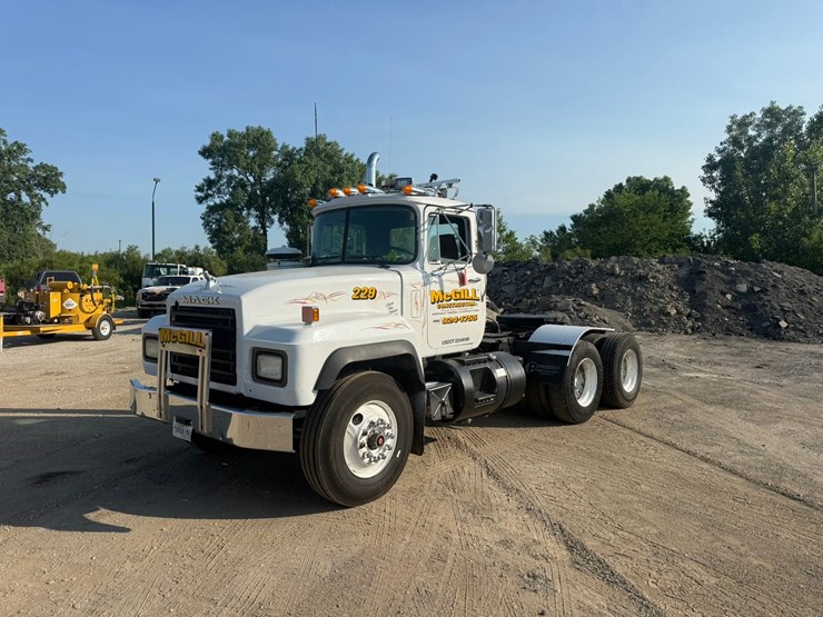 #2073-•-1991-mack-rd360s-day-cab-truck-tractor-image-1