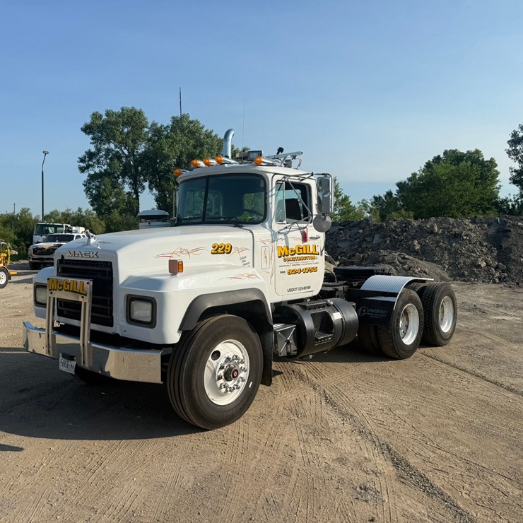 #2073 • 1991 Mack RD360S Day Cab Truck Tractor