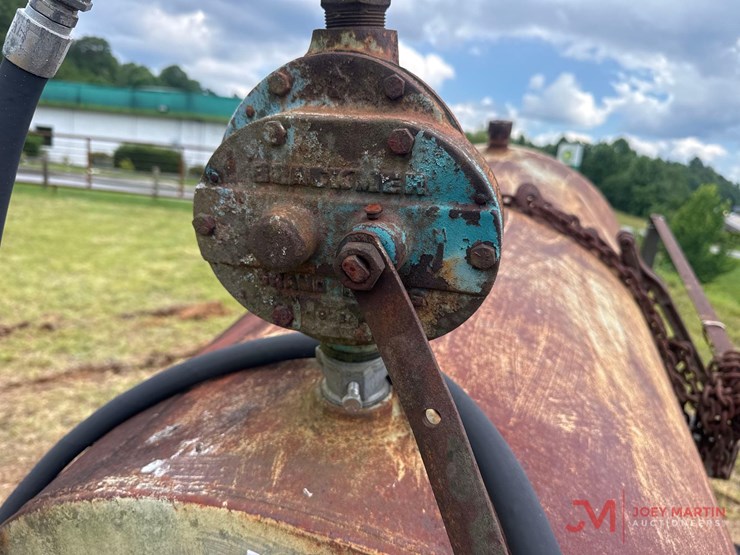 towable-fuel-tank-w/-hand-pump-&-hose-image-6