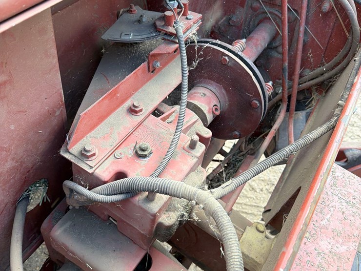 hesston-555t-image-37