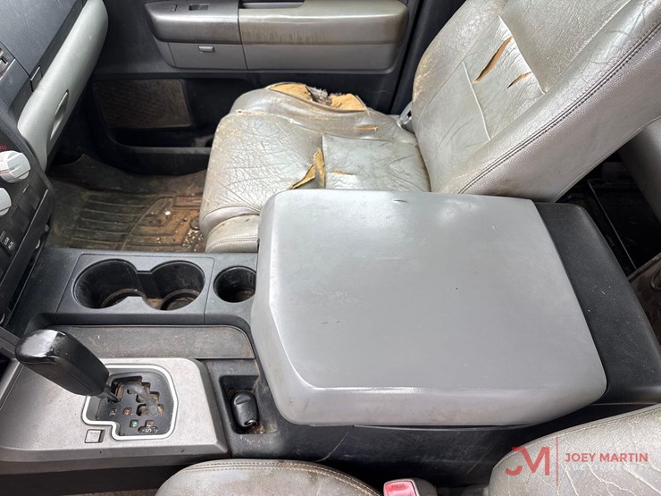 2011-toyota-tundra-sr5-image-25