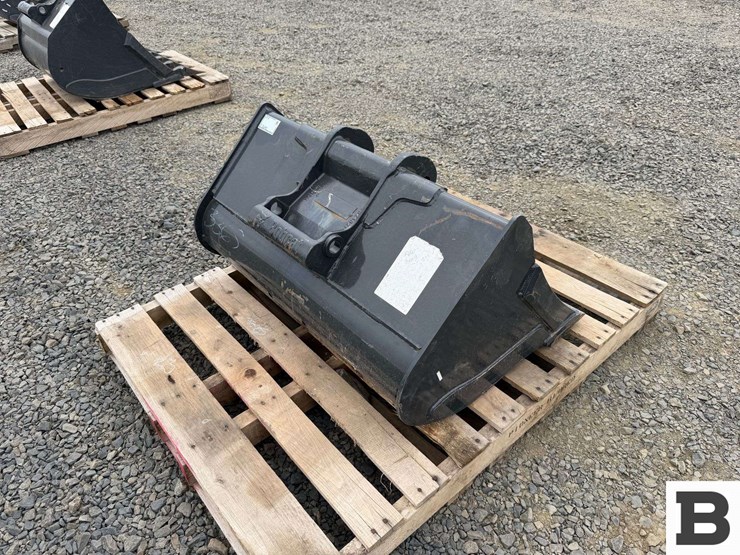 bobcat-36"-clean-out-bucket-image-4