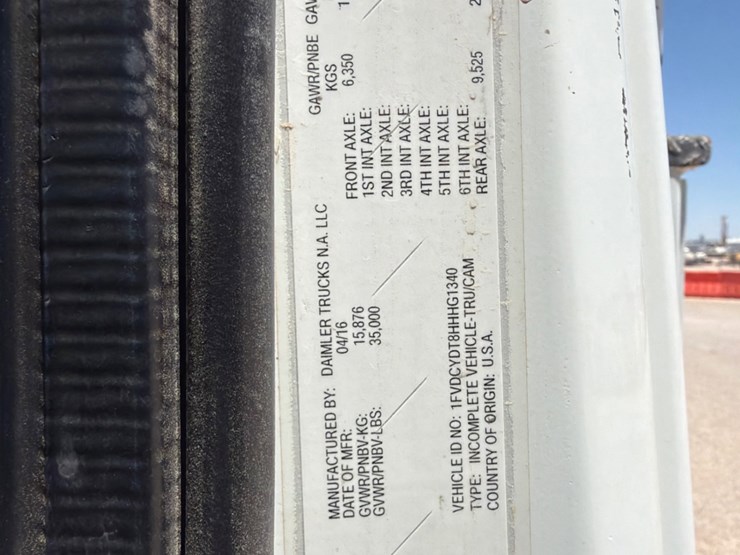 2017-freightliner-m2-106-image-13