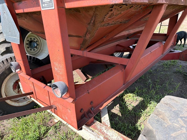 m&w-350-bushel-gravity-wagon-image-18