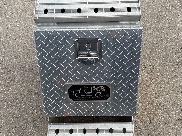 locking-semi-tool-box/-with-brackets-image-7