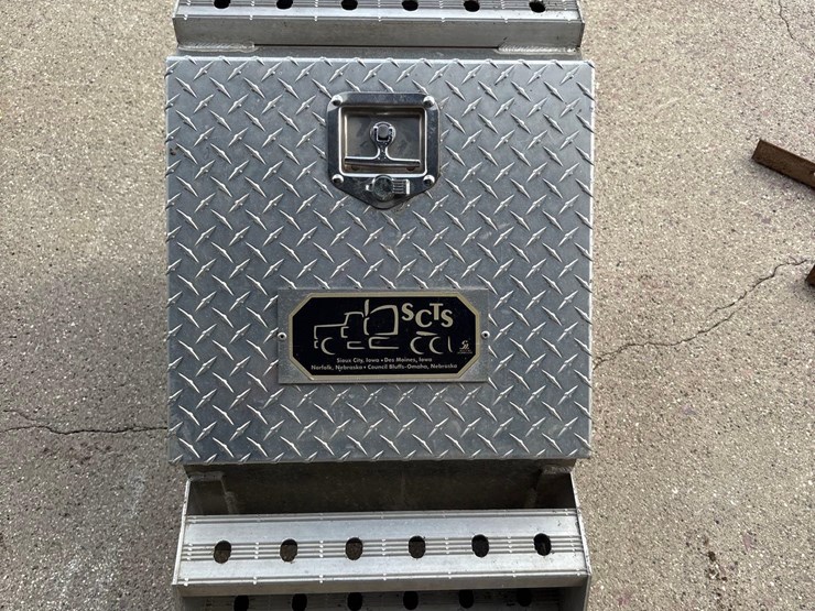 locking-semi-tool-box/-with-brackets-image-8