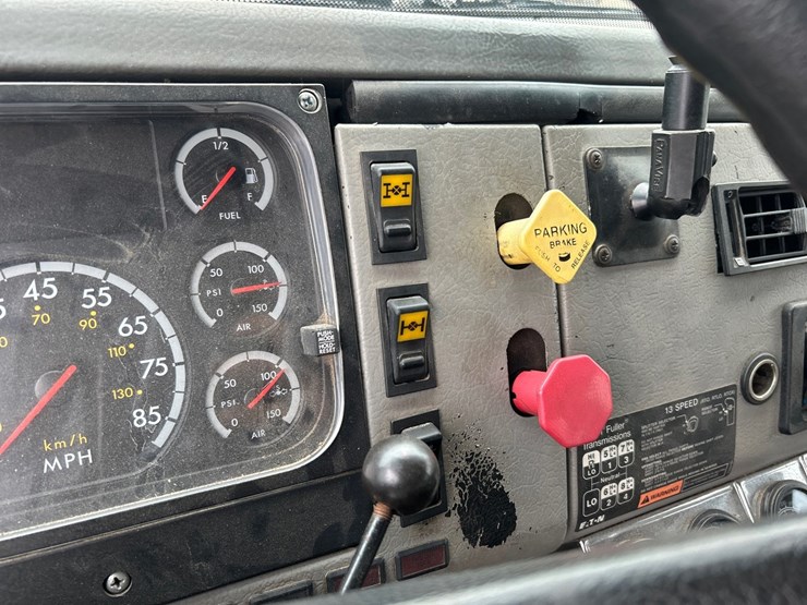 2003-freightliner-fl112-image-32