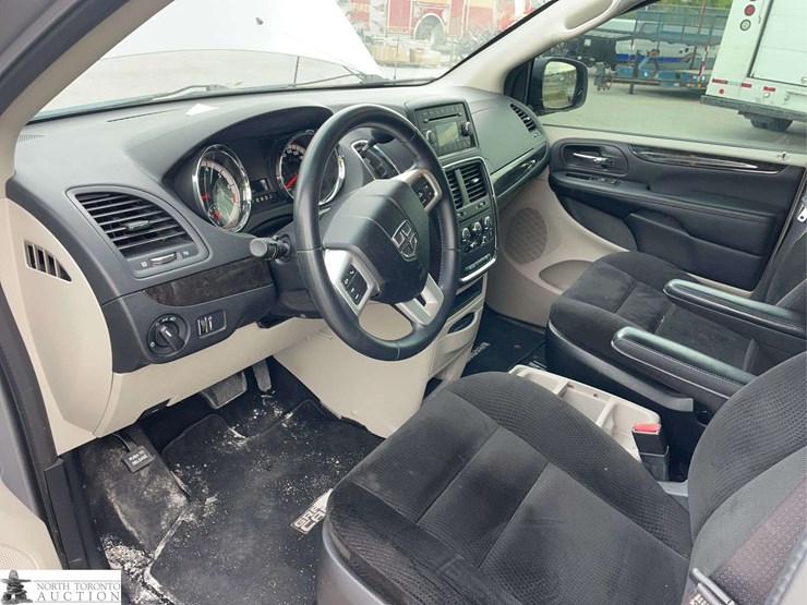 2016-dodge-grand-caravan-sxt-image-11