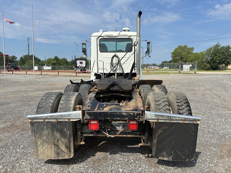 2016-mack-chu613-daycab-truck-image-5