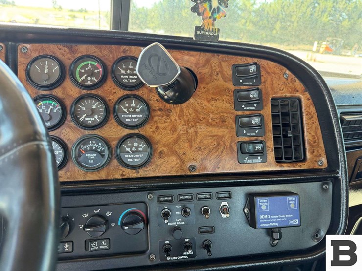 2001-peterbilt-377-image-59