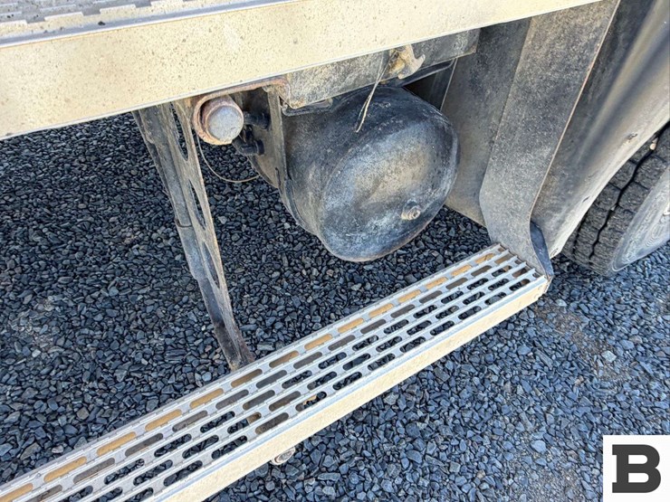 2001-mack-cl713-image-36