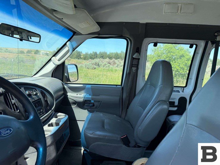 2007-ford-econoline-e-250-wheelchair-van-image-26