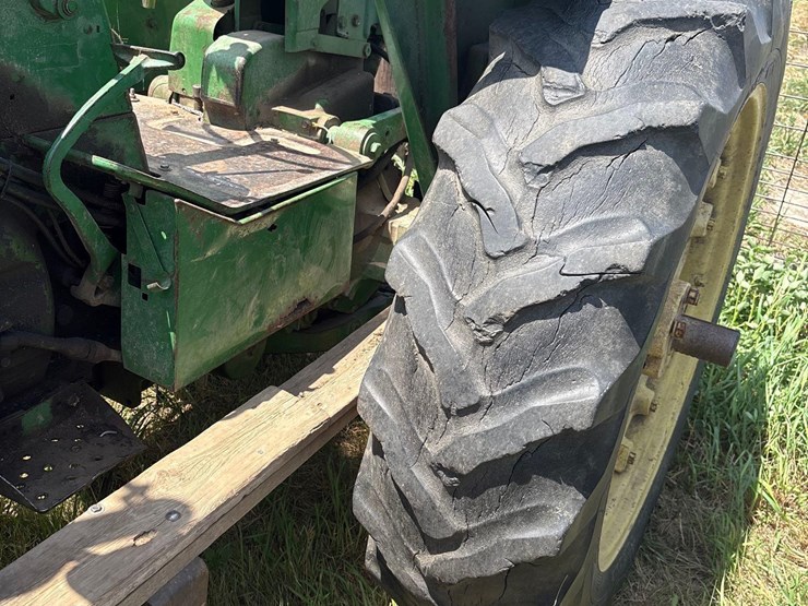john-deere-3020-image-17