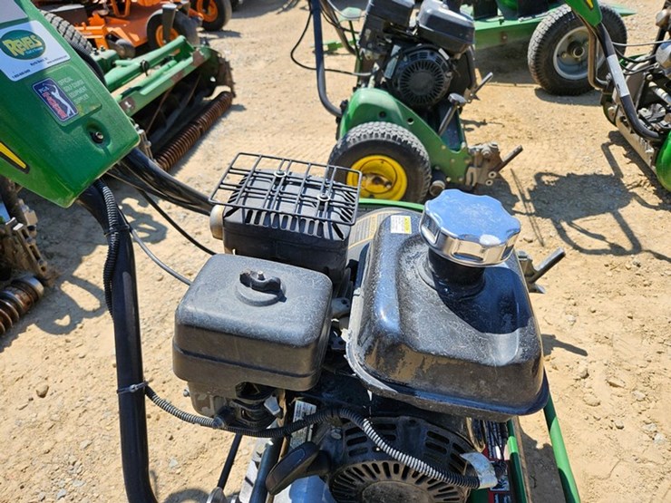 john-deere-220-image-12
