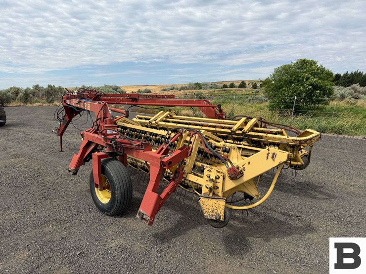 new-holland-216-image-3