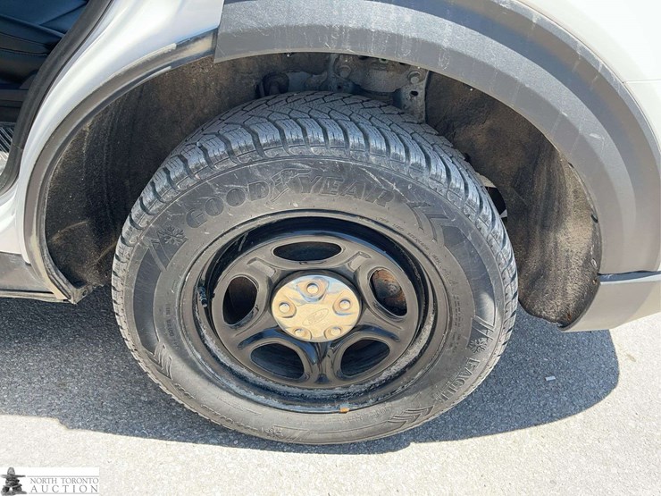2022-ford-explorer-image-24